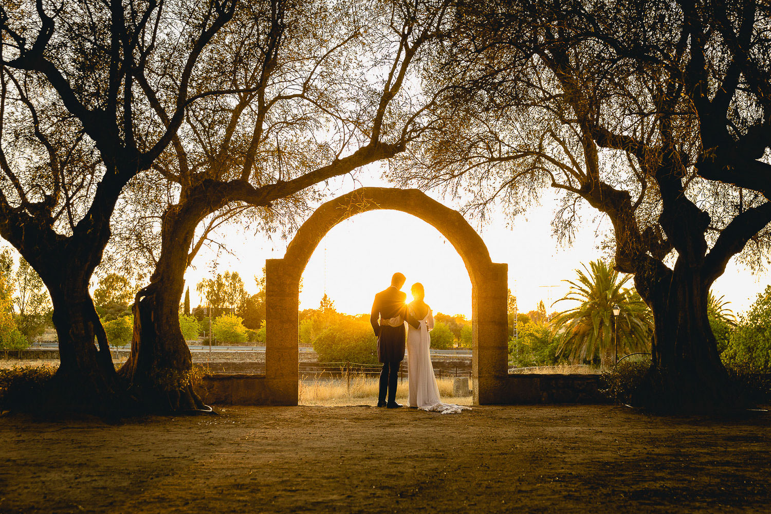 ¿Debería contratar el vídeo de boda? Recién casados mirando una puesta de sol