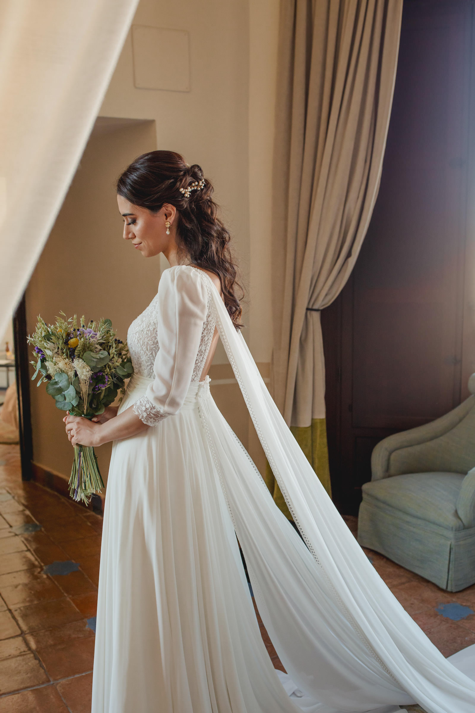 Fotografia de boda. Novio mirando el ramo de su boda