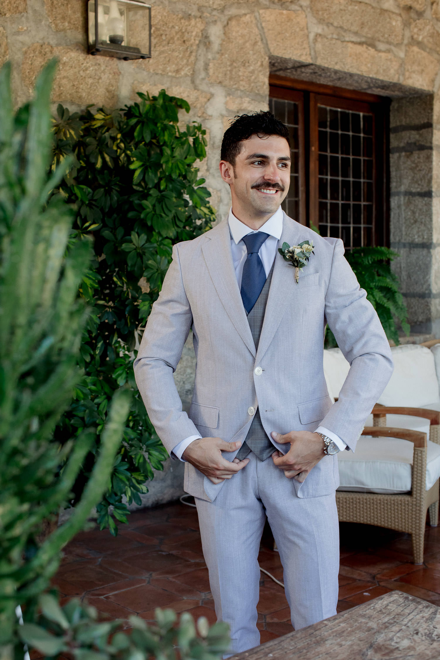 Una boda civil en el Parador de Jarandilla 6 Vista más cercana del novio con mirada serena y confianza, destacando el detalle del traje claro y la armonía del entorno natural y rústico del Parador.