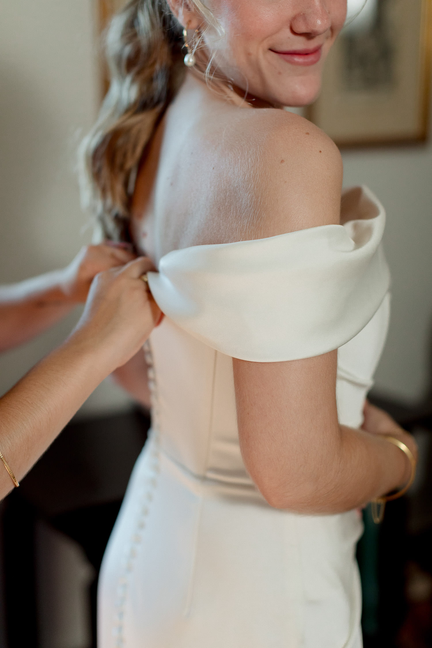 Una boda civil en el Parador de Jarandilla 13 Primerísimo primer plano del rostro de la novia con una sonrisa sutil y un pendiente de perla, resaltando su felicidad y ternura.